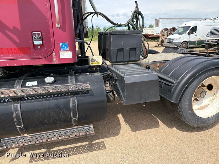 image for item FK0233 2001 International 9100i semi truck