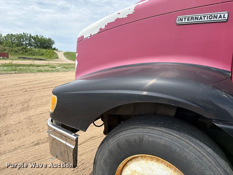 image for item FK0233 2001 International 9100i semi truck