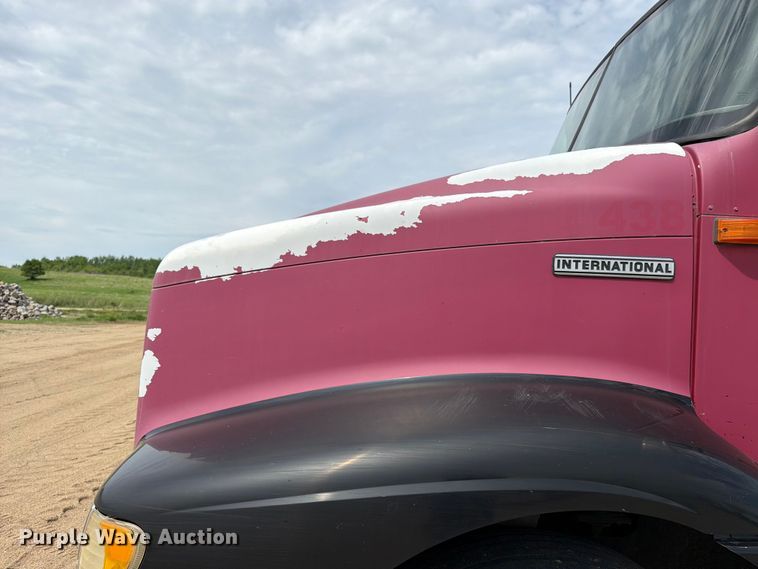 image for item FK0233 2001 International 9100i semi truck