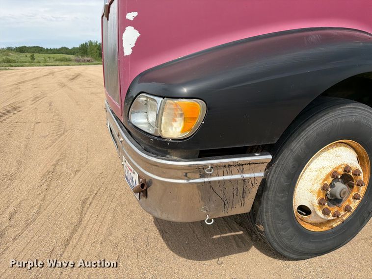 image for item FK0233 2001 International 9100i semi truck