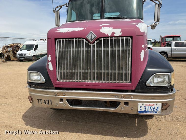image for item FK0233 2001 International 9100i semi truck