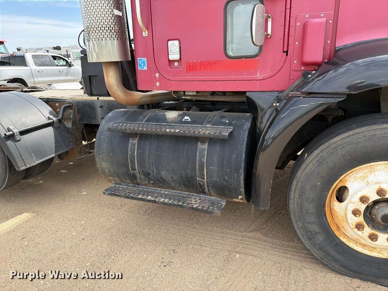 image for item FK0233 2001 International 9100i semi truck