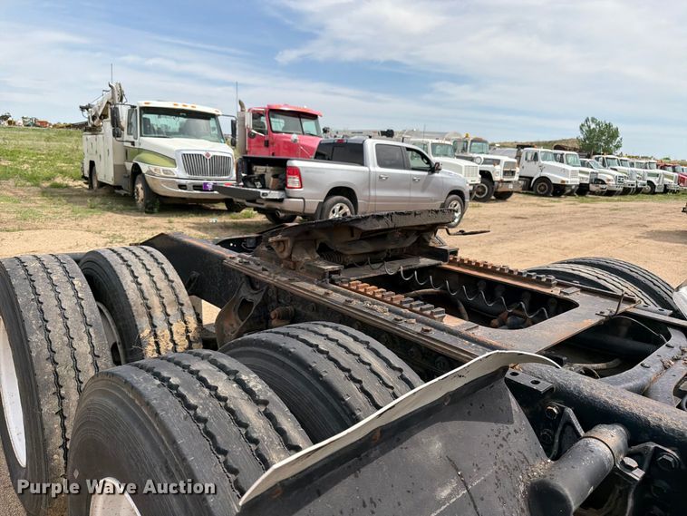 image for item FK0233 2001 International 9100i semi truck