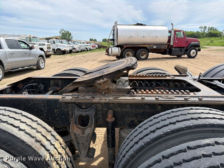 image for item FK0233 2001 International 9100i semi truck