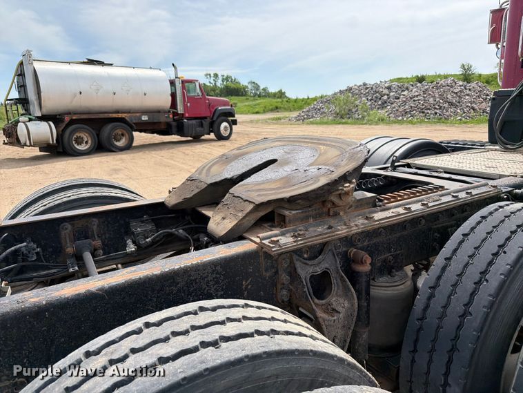 image for item FK0233 2001 International 9100i semi truck