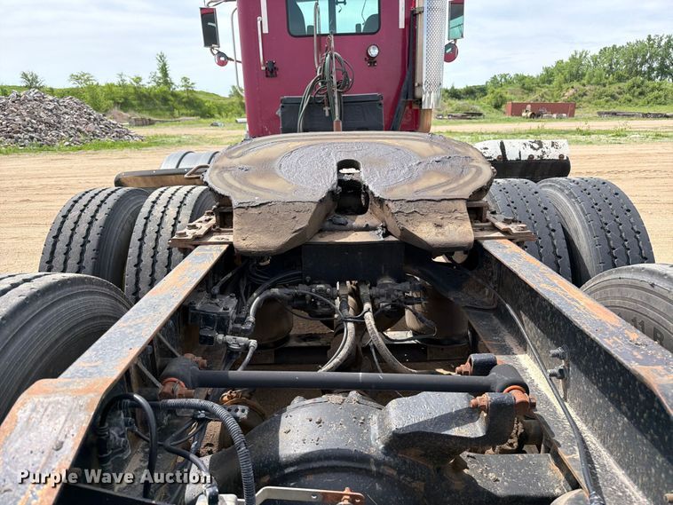 image for item FK0233 2001 International 9100i semi truck