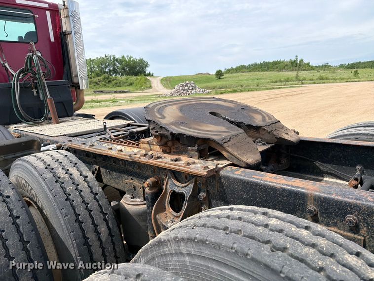 image for item FK0233 2001 International 9100i semi truck