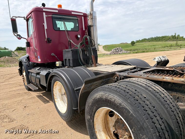 image for item FK0233 2001 International 9100i semi truck