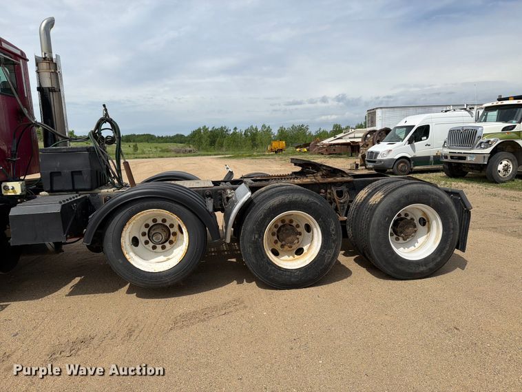 image for item FK0233 2001 International 9100i semi truck