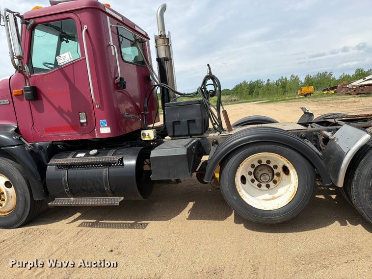 image for item FK0233 2001 International 9100i semi truck
