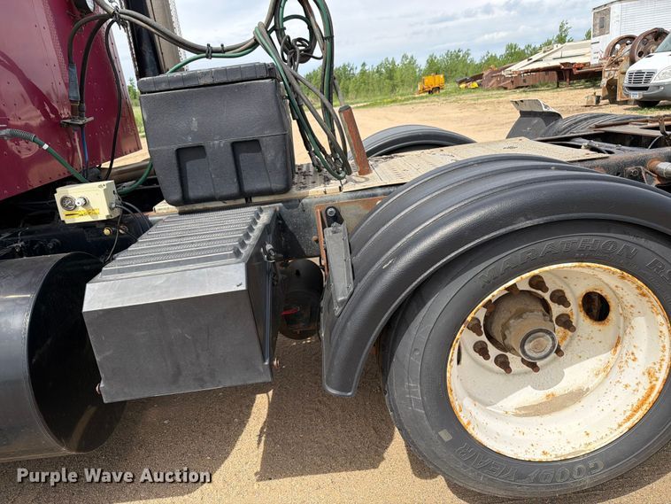image for item FK0233 2001 International 9100i semi truck
