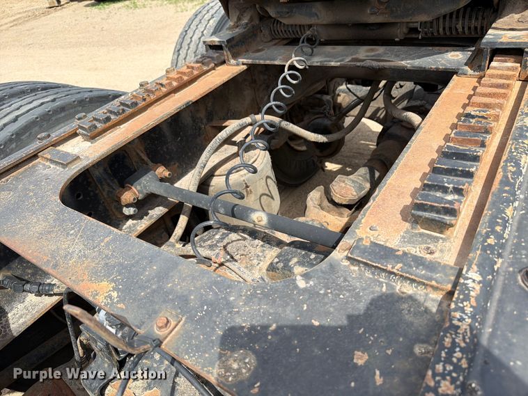 image for item FK0233 2001 International 9100i semi truck