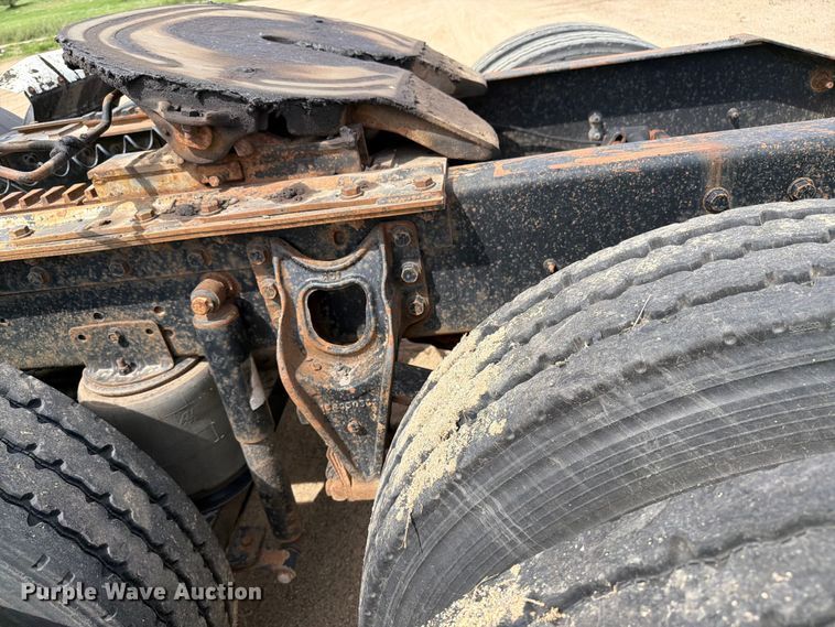 image for item FK0233 2001 International 9100i semi truck