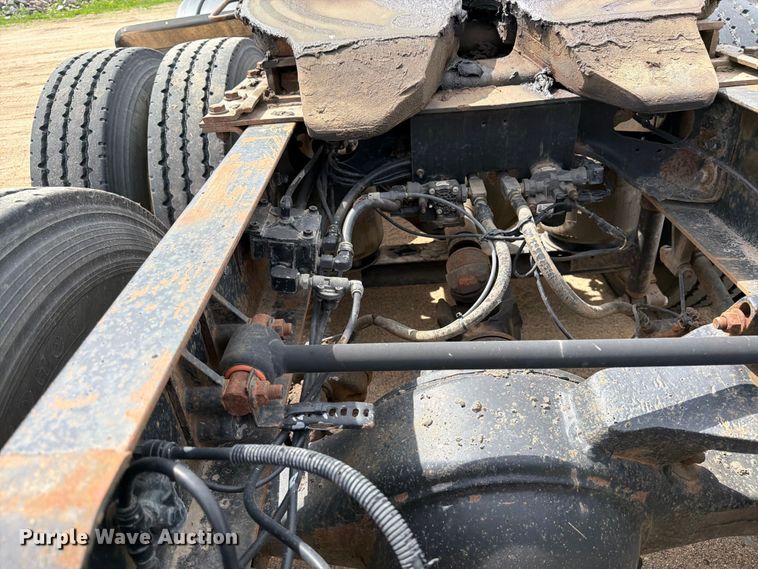 image for item FK0233 2001 International 9100i semi truck