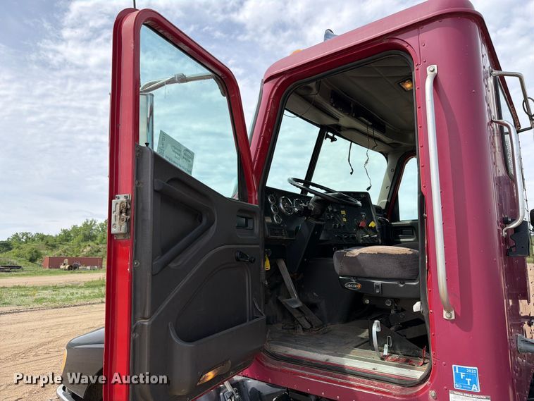 image for item FK0233 2001 International 9100i semi truck