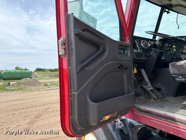 image for item FK0233 2001 International 9100i semi truck