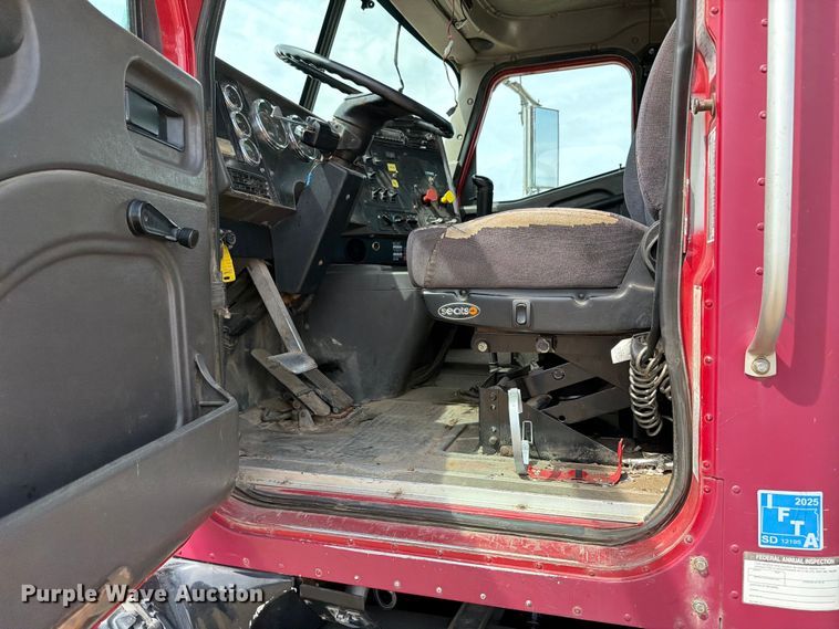 image for item FK0233 2001 International 9100i semi truck