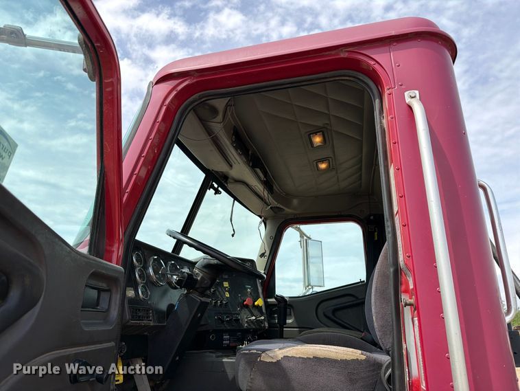 image for item FK0233 2001 International 9100i semi truck