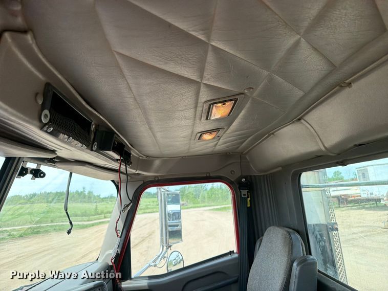 image for item FK0233 2001 International 9100i semi truck