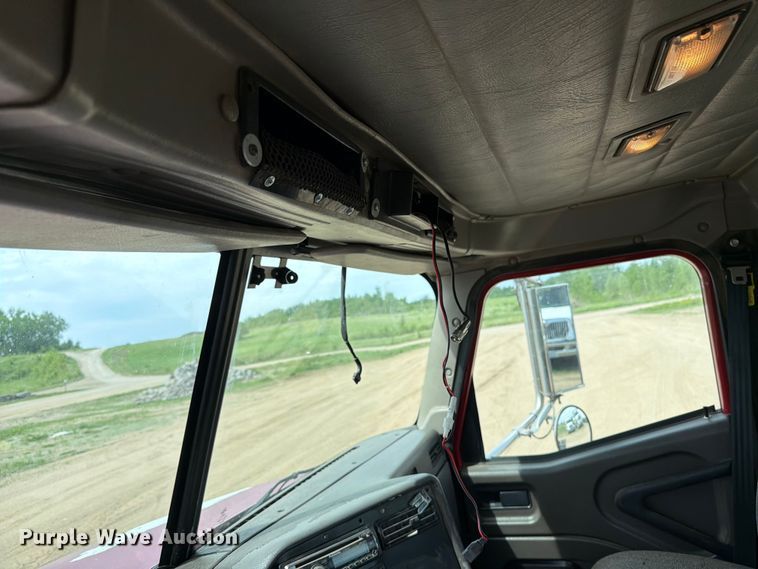 image for item FK0233 2001 International 9100i semi truck