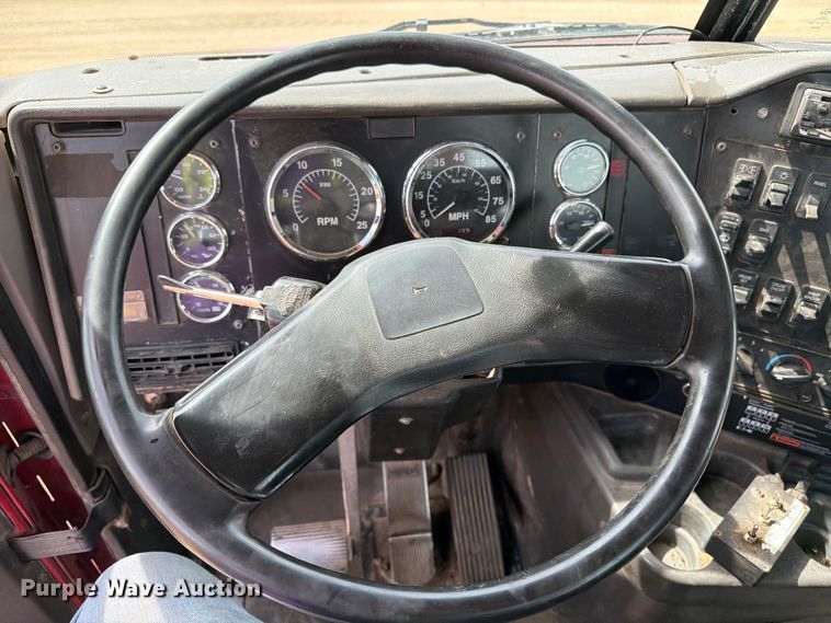image for item FK0233 2001 International 9100i semi truck