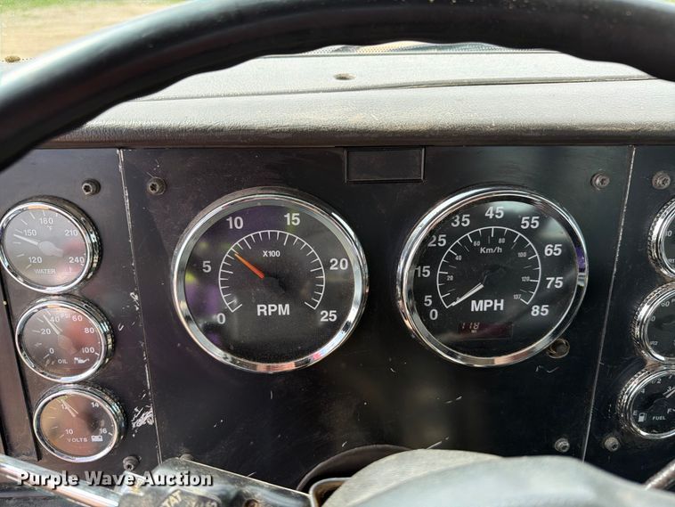 image for item FK0233 2001 International 9100i semi truck