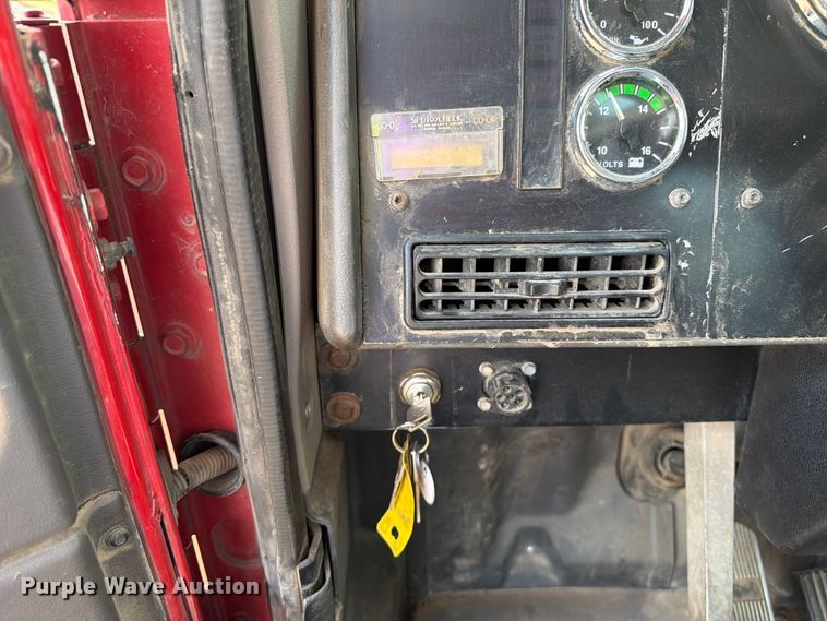 image for item FK0233 2001 International 9100i semi truck