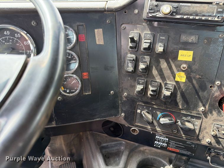 image for item FK0233 2001 International 9100i semi truck