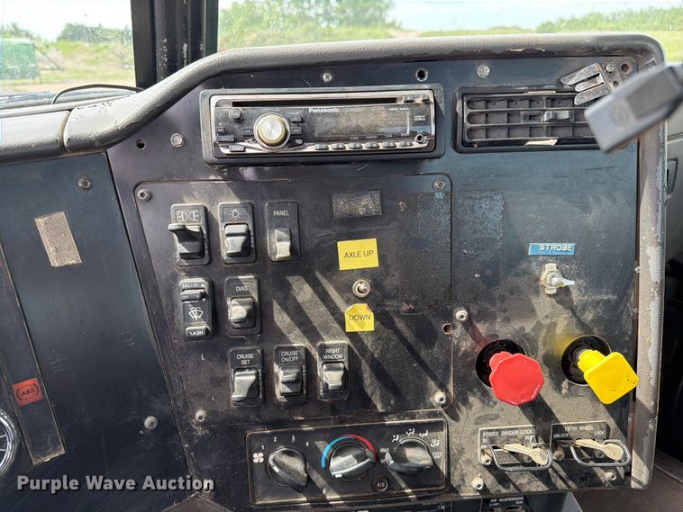 image for item FK0233 2001 International 9100i semi truck