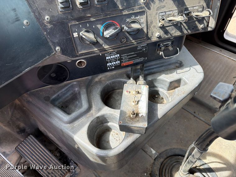 image for item FK0233 2001 International 9100i semi truck