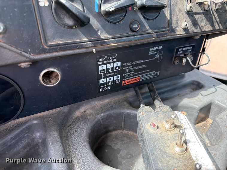 image for item FK0233 2001 International 9100i semi truck
