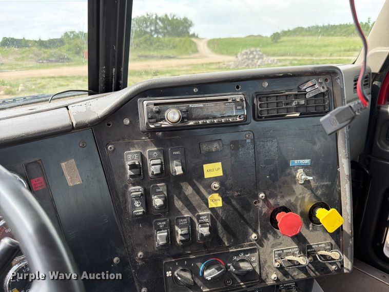 image for item FK0233 2001 International 9100i semi truck
