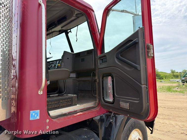 image for item FK0233 2001 International 9100i semi truck