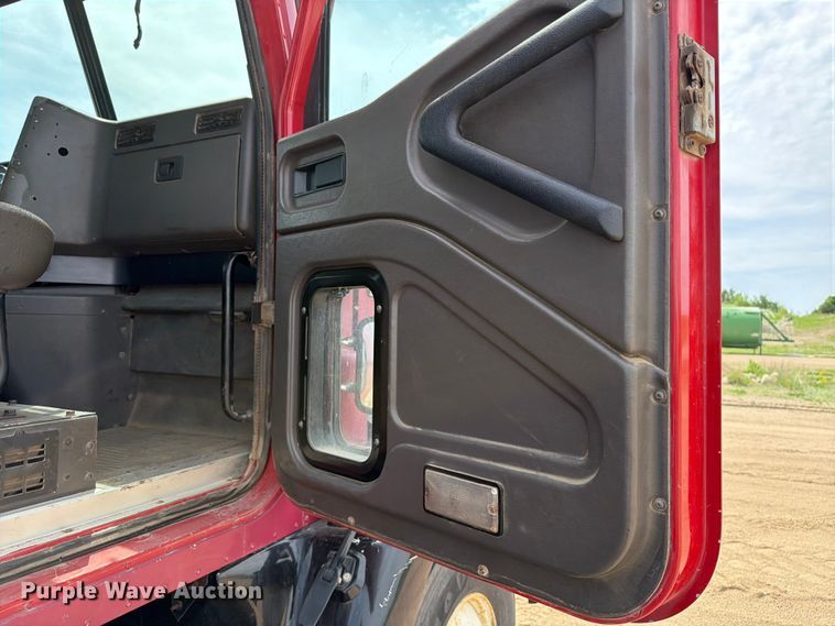 image for item FK0233 2001 International 9100i semi truck