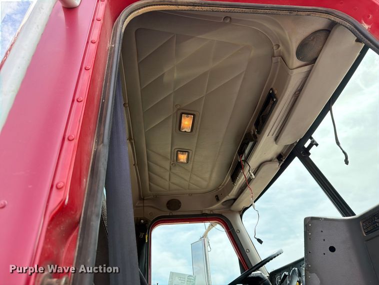 image for item FK0233 2001 International 9100i semi truck