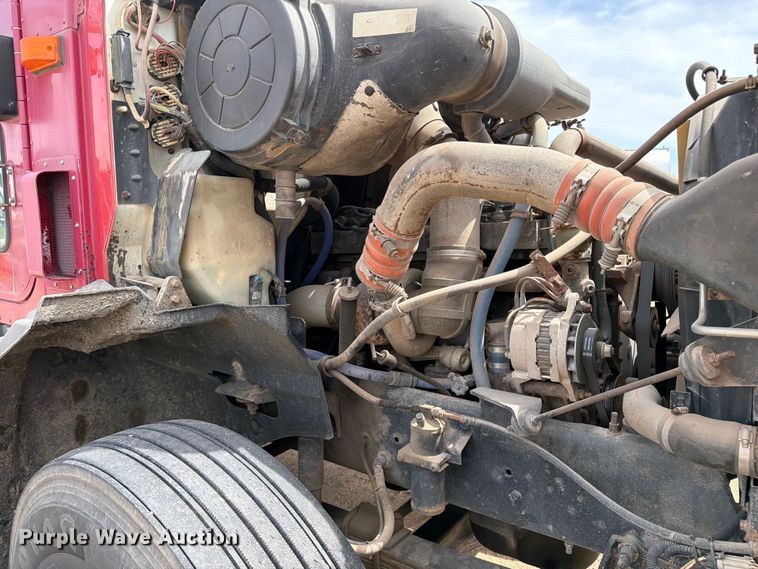 image for item FK0233 2001 International 9100i semi truck