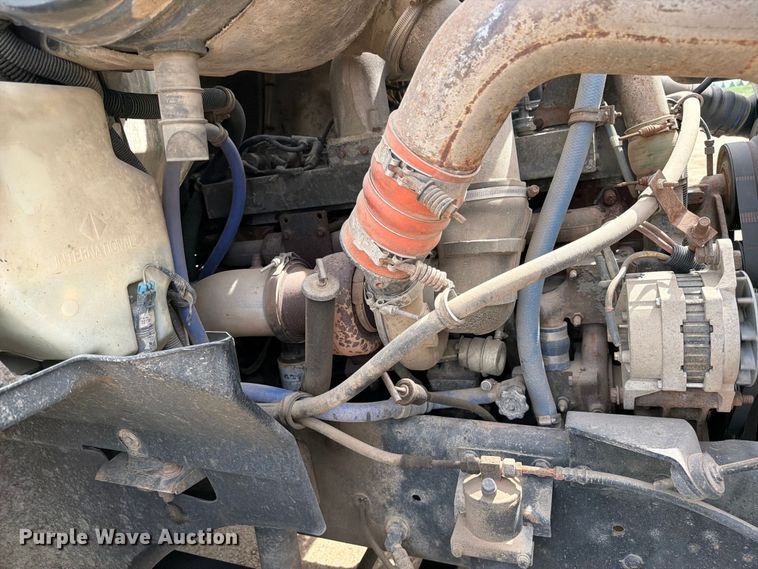 image for item FK0233 2001 International 9100i semi truck