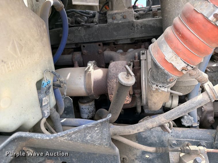 image for item FK0233 2001 International 9100i semi truck