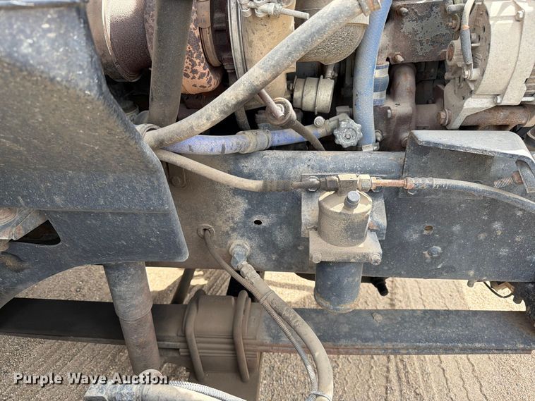image for item FK0233 2001 International 9100i semi truck