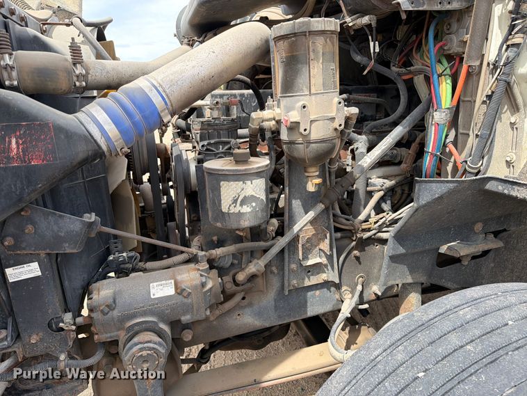 image for item FK0233 2001 International 9100i semi truck