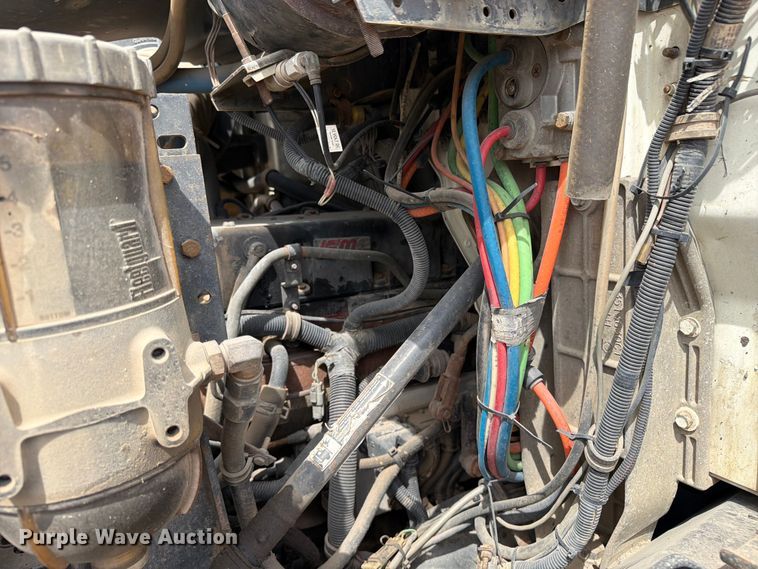 image for item FK0233 2001 International 9100i semi truck