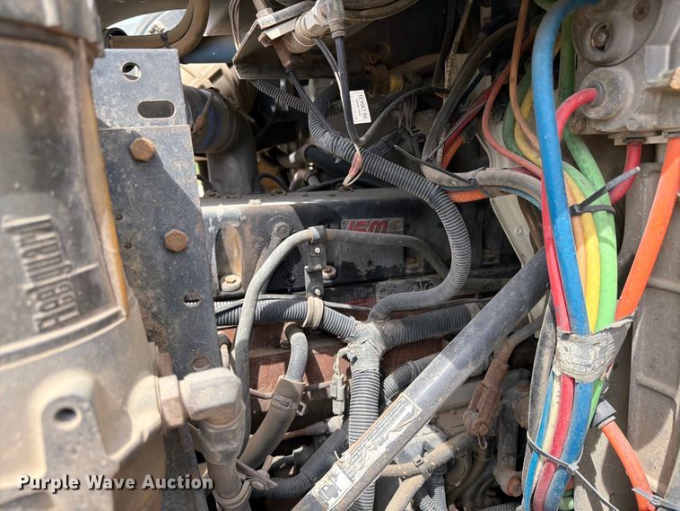 image for item FK0233 2001 International 9100i semi truck