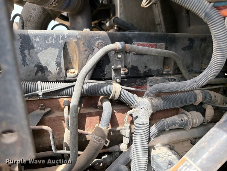 image for item FK0233 2001 International 9100i semi truck