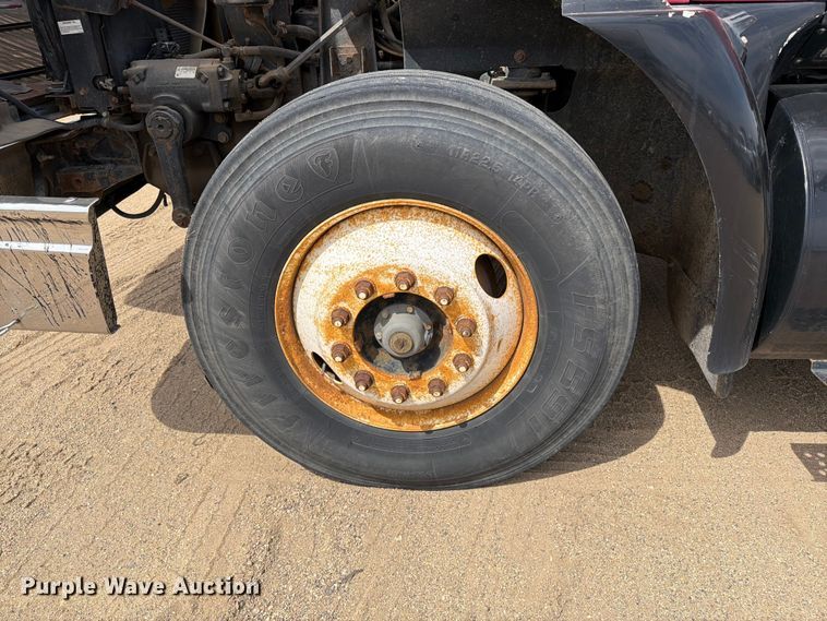 image for item FK0233 2001 International 9100i semi truck