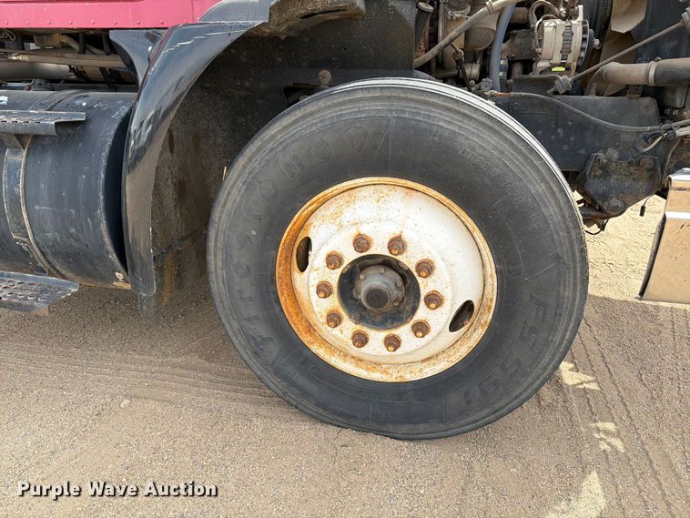 image for item FK0233 2001 International 9100i semi truck