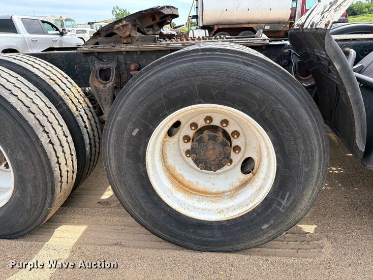 image for item FK0233 2001 International 9100i semi truck