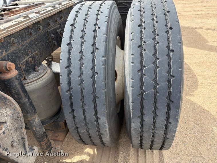 image for item FK0233 2001 International 9100i semi truck