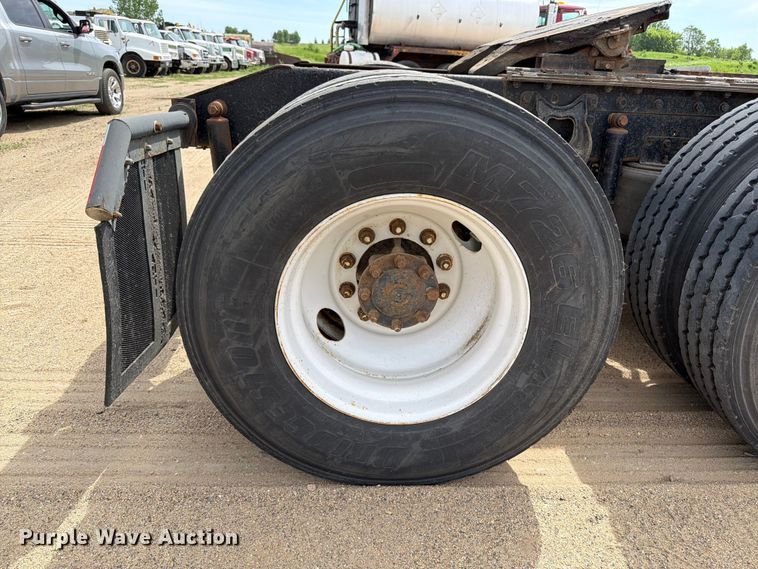 image for item FK0233 2001 International 9100i semi truck