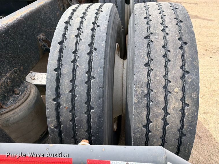 image for item FK0233 2001 International 9100i semi truck