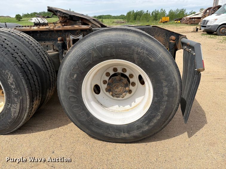 image for item FK0233 2001 International 9100i semi truck